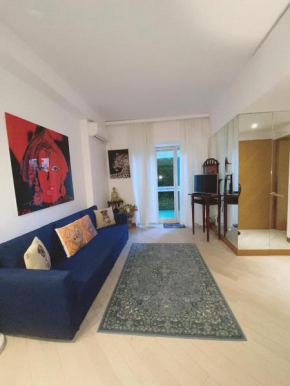 VIP suite apartment in MC center, 5min walk to Casino & Port Hercules and 1min from underground train station, next to P